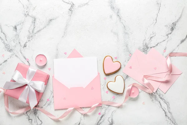 Kurabiyeli boş mektup ve grunge arkaplanda hediye. Sevgililer Günü kutlaması