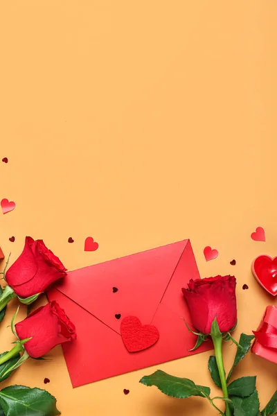 Envelope Com Rosas Corações Fundo Bege Celebração Dia Dos Namorados — Fotografia de Stock