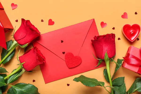 Envelope Roses Hearts Beige Background Valentine Day Celebration — Stock Photo, Image