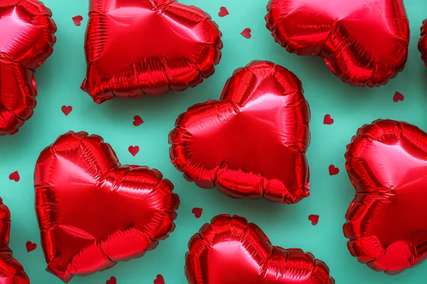 Yeşil Arka Planda Kırmızı Kalp Şeklinde Balonlar Sevgililer Günü Kutlaması — Stok fotoğraf