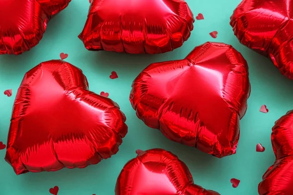 Yeşil Arka Planda Kırmızı Kalp Şeklinde Balonlar Sevgililer Günü Kutlaması — Stok fotoğraf