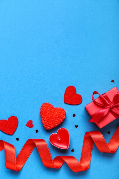 Velas Presente Corações Fita Fundo Azul Celebração Dia Dos Namorados — Fotografia de Stock