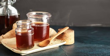 Koyu arkaplanda lezzetli akçaağaç şurubu ve metin için boşluk