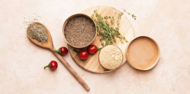 Kekik ve biberli farklı baharatlar.