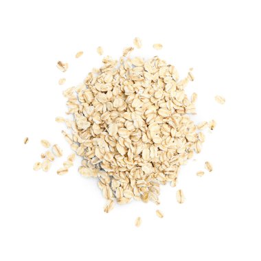 Beyaz arkaplanda izole edilmiş bir yığın çiğ yulaf