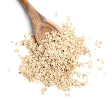 Beyaz arka planda çiğ yulaf ezmeli ahşap kaşık, yakın plan.