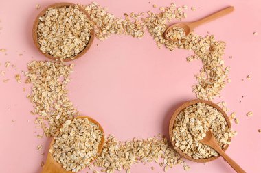 Pembe arka planda çiğ yulaf ezmesinden yapılmış çerçeve