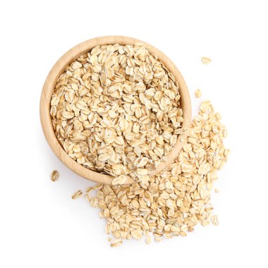 Beyaz arka planda bir kase çiğ yulaf lapası