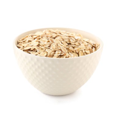 Beyaz arkaplanda bir kase çiğ yulaf ezmesi