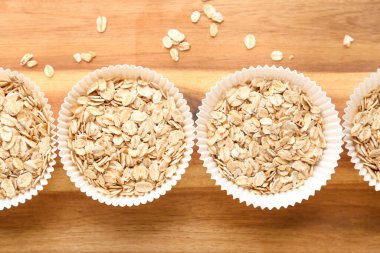 Tahta tahta tahta tahta kaplar ve çiğ yulaf ezmesi, yakın plan.