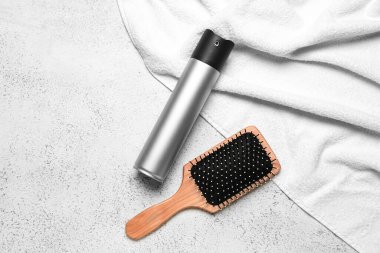 Arka planda fırça ve havlu ile saç spreyi