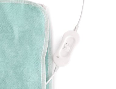 Beyaz zemin üzerinde denetleyici olan yeşil elektrikli ısıtma yastığı, yakın plan