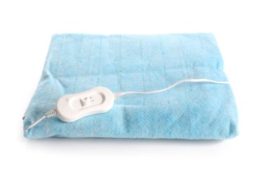 Beyaz zemin üzerinde denetleyici olan mavi elektrikli ısıtma yastığı