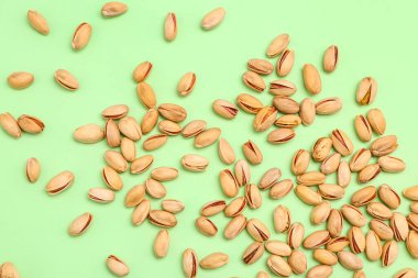 Yeşil arka planda bir yığın fıstık.