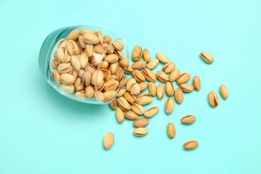 Mavi arka planda lezzetli fıstıklı ters çevrilmiş cam.