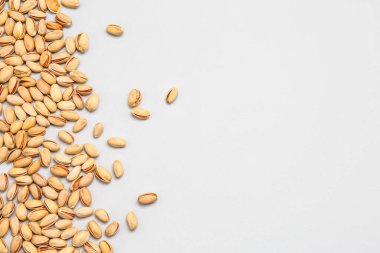 Beyaz arka planda izole edilmiş bir yığın fıstık.