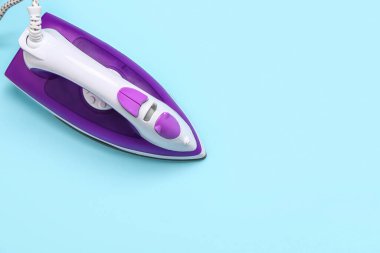 Mavi arkaplanda elektrikli ütü