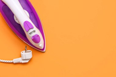 Turuncu arka planda elektrikli ütü