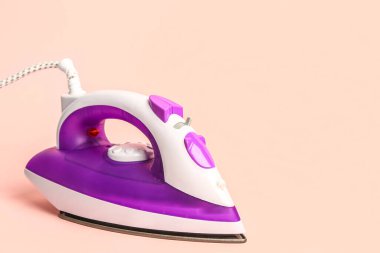 Pembe arka planda elektrikli ütü