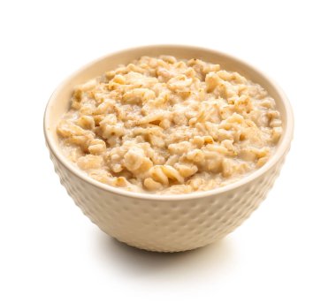 Beyaz arka planda yulaf ezmeli kase