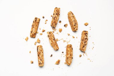 Beyaz arka planda izole edilmiş lezzetli bisküviler.