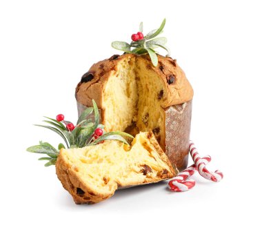 Panettone 'u beyaz arkaplandaki Noel dekoruyla kes