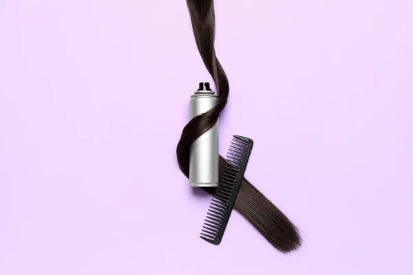 Haarspray Mit Strähne Und Kamm Auf Fliederfarbenem Hintergrund — Stockfoto