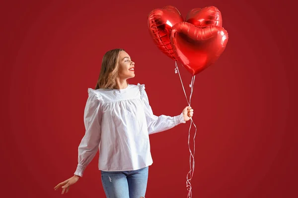 Mulher Bonita Com Balões Forma Coração Fundo Vermelho — Fotografia de Stock