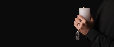 Karanlık arka planda yanan mumu olan Yahudi bir adam. Yazmak için yeri olan, yakın plan. Uluslararası Soykırım Anma Günü