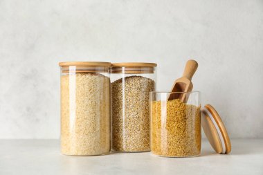 Hafif arka planda mısır gevreği olan kavanozlar