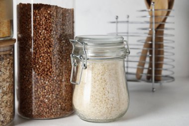 Pirinç ve karabuğday dolu kavanozlar, yakın plan.