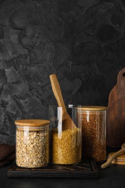 Kahverengi arka planda mısır gevreği olan kavanozlar