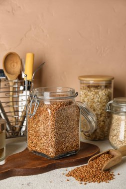 Tahta tahtada karabuğday kavanozu var, yakın plan.