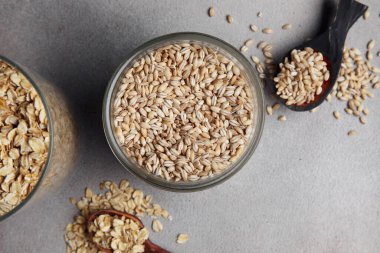 Aydınlık arpalı kavanoz, yakın plan.