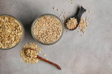 İnci arpalı kavanozlar ve arka planda yulaf ezmesi.