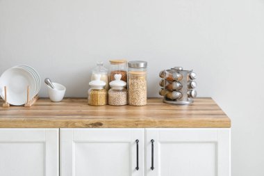 Mutfaktaki masada mısır gevreği ve baharat kavanozları.