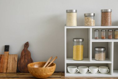 Mısır gevreği, baharat ve mutfak tezgahında çatal bıçak dolu kavanozlar.