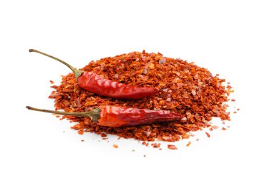 Beyaz arkaplanda izole edilmiş chipotle biberi yığını
