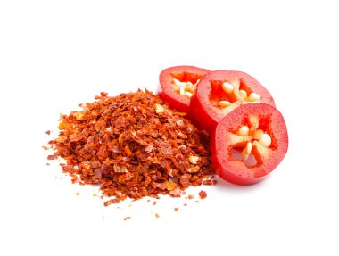 Beyaz arka planda taze biber dilimleri ve chipotle chili taneleri.