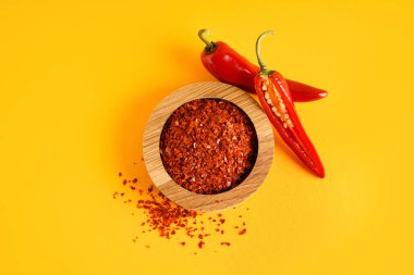 Renkli arkaplanda bir kase chipotle püresi