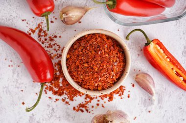 Hafif arka planda bir kase chipotle biberi.