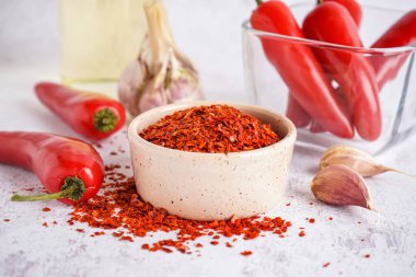 Hafif arka planda bir kase chipotle biberi.