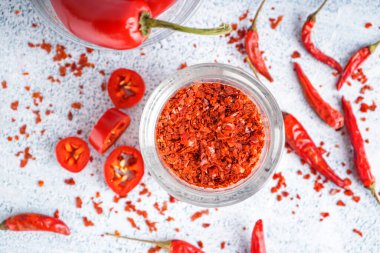 Hafif arkaplanda bir bardak chipotle biberi.