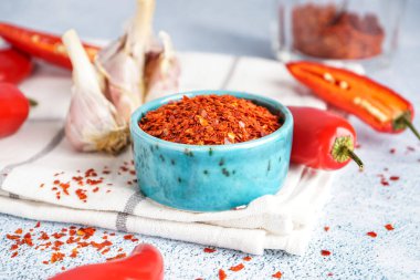 Hafif arka planda chipotle biberli kase