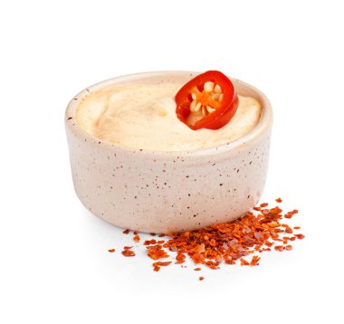 Beyaz arka planda bir kase lezzetli chipotle sosu.