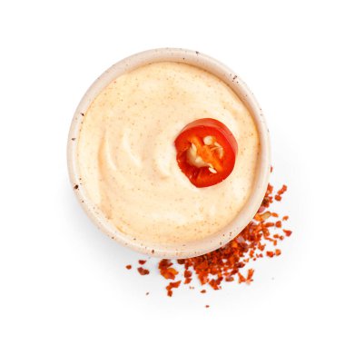 Beyaz arka planda bir kase lezzetli chipotle sosu.