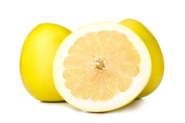 Beyaz arka planda tam ve olgun meyveleri kesin.