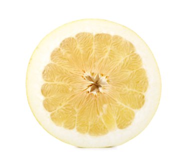 Beyaz arka planda tatlı pomelo meyvelerinin yarısı