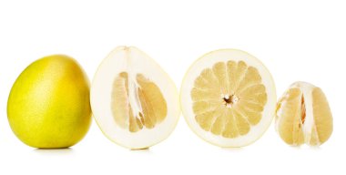 Beyaz arka planda bütün, kesilmiş ve soyulmuş pomelo meyveleriyle kompozisyon