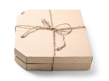 Beyaz zemin üzerine karton pizza kutuları yığını